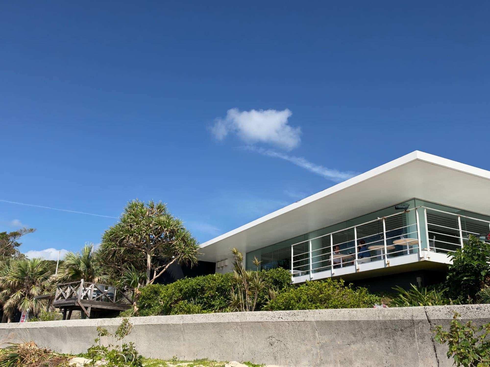 白い建物と笠利の海