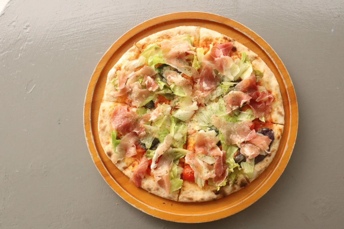 生ハムと新鮮野菜のフレッシュピッツァ 